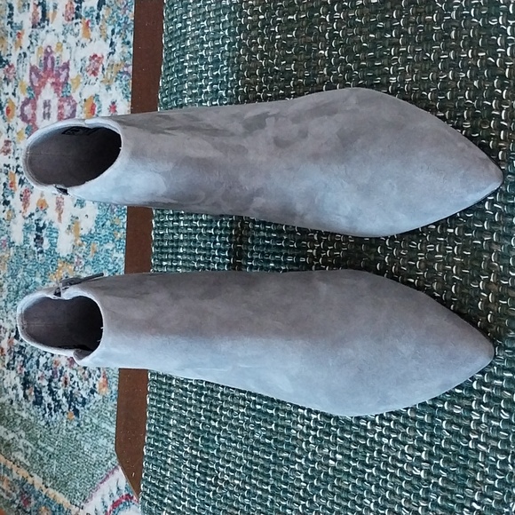 NWOT Clarks Collection Women's Gray Suede Ankle Boots size 9W - Picture 2 of 6
